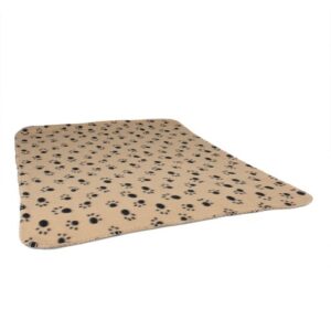 Beige fleece deken met zwarte pootjesprint plat neergelegd