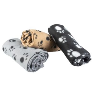 Drie opgerolde Duvoplus fleece dekens in beige, grijs en zwart met pootjesprint