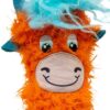 Close up van de oranje Kickeroo Highland Cow met pluizige vacht en blauwe kuif