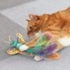 Rode kat speelt met de KONG Wubba Butterfly en houdt de pluizige staart vast