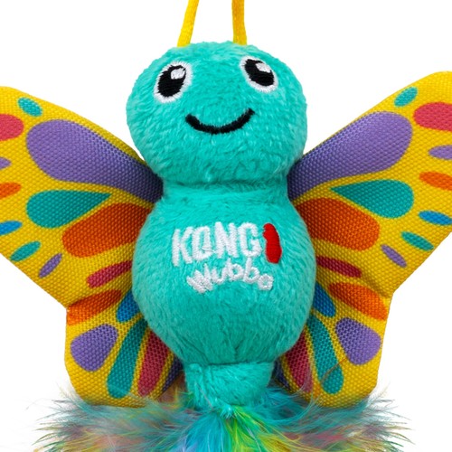 Detail van het turquoise lijfje en de geborduurde KONG Wubba tekst op het kattenspeeltje