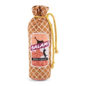 P.L.A.Y. Salami Slammer kicker met catnip in de vorm van een salami met geel touwtje